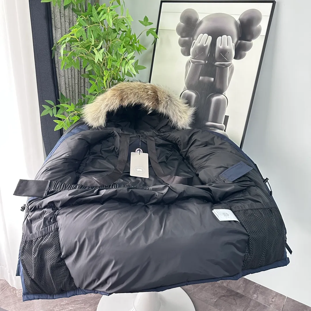 P700 CANADA GOOSE｜Canada Goose Expedition Parka｜Classic upgrade New 08 style Color: graphite gray, off-white, black, pink, navy blue, sky blue, Size: XS, S, M, L, XL, XXL, Product introduction Loose fit, multi-pocket design Larger size for free movement. 6 exterior pockets: 4 reversible front pockets, zippered side entry. There is a practical pocket on the left sleeve and a top pocket on the right sleeve. There is a drawstring on the inside of the waist and a logo patch on the back. The waist is designed with an inside drawstring, which can be adjusted to provide excellent warmth. Woven grab straps at upper back with “Expedition” logo patch • Hood with removable zipper trim, interchangeable hood trim for personalization and added protection (this jacket is not available with the classic hood trim) • Chin protection element has a tricot inner fabric for softness and comfort • Woven grab straps at upper back with “Expedition” logo patch • Internal drawstring at the waist, adjustable to provide excellent warmth •Snap-in rib knit cuffs for added comfort and optimal heat locking in •Stylish hanging inner straps allow the jacket to be carried over the shoulder, hands-free •Stowaway nylon stretch snow skirt for added protection •Two-way zipper covered fly with Velcro® snaps that unzips from the bottom for increased range of motion and breathability. A windproof fly is designed under the zipper for an extra layer of protection. • 6 exterior pockets: 4 two-way pockets on the front with top flap and Velcro® snaps, and zippered side entry. Utility pockets on left sleeve and right sleeve with top flap and velcro® snaps Internal pockets: 1 zipped pocket, 2 mesh drop-in pockets Embroidered Canada Goose logo